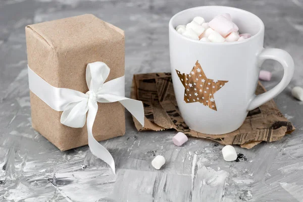 Cute Stylish Cup Marshmallows Gift Box Concrete Gray Background — Stock Photo, Image