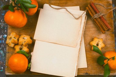 eski boş kağıt yaprak, tarçın, yıldız şekli tanımlama bilgileri ve mandalina üstten görünüm ahşap masa