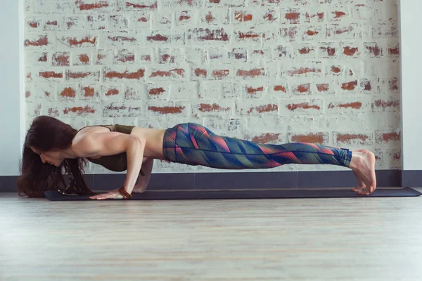 Wanita Muda Cantik Melakukan Latihan Pada Tikar Yoga Depan Dinding — Stok Foto