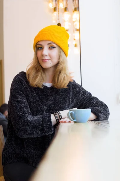 Beautiful Woman Yellow Hat Coffee Cup — Stock Photo, Image