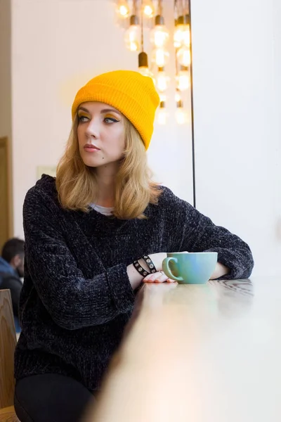 Beautiful Woman Yellow Hat Coffee Cup — Stock Photo, Image