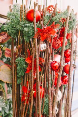 Noel süslemeleri ile cam topları ve twigs