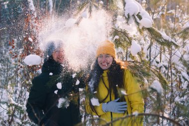genç güzel adam ve birbirine yakın düşen kar altında duran kadın harcamak kış tatil birlikte kavramı