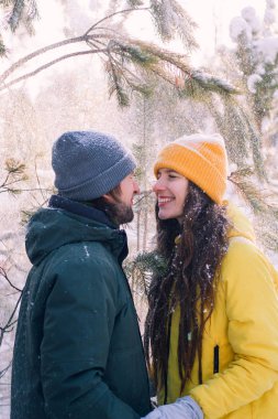 genç güzel adam ve birbirine yakın düşen kar altında duran kadın harcamak kış tatil birlikte kavramı