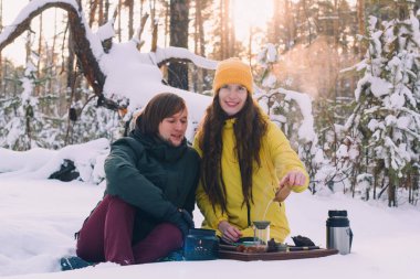 hoş bir çift içecekler çay kış orman