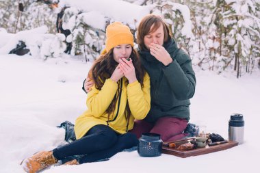 hoş bir çift içecekler çay kış orman