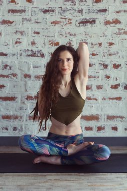 güzel ve genç birbayan pratik Yoga Studio tuğla duvara kapalı