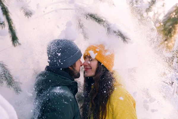 genç güzel adam ve birbirine yakın düşen kar altında duran kadın harcamak kış tatil birlikte kavramı