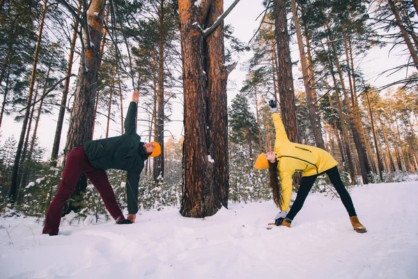 Красивая Пара Выполнении Тренировки Йоги Вместе Зимнем Парке Среди Заснеженных — стоковое фото