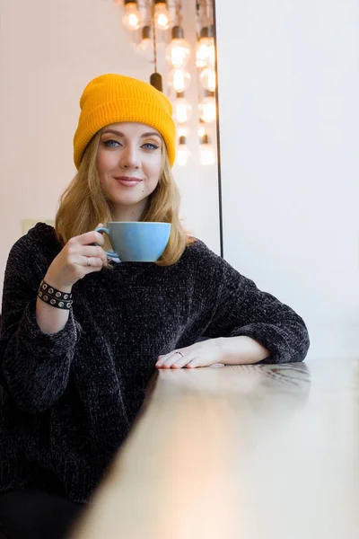 Beautiful Woman Yellow Hat Coffee Cup — Stock Photo, Image