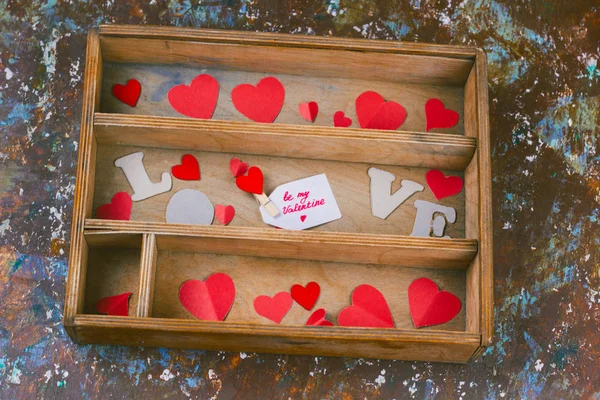 Верхний Вид Деревянная Коробка Бумажными Сердцами Подарок Красным Луком Лаком — стоковое фото