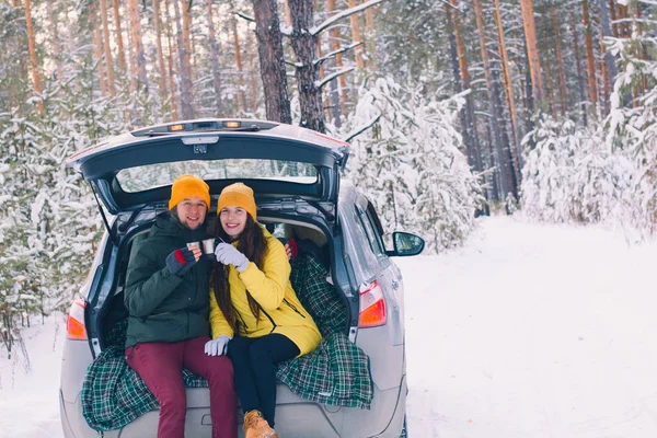 Linda Pareja Enamorada Sentada Coche Con Baúl Abierto Con Tazas — Foto de Stock