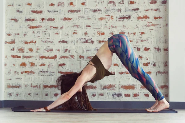 Hermosa Mujer Caucásica Con Pelo Largo Cuerpo Delgado Haciendo Yoga — Foto de Stock