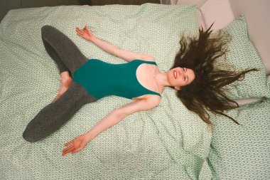 «Ana sayfa» görünümü güzel genç kadın yalan yatak, shavasana, sabah yoga yatak, güzellik ve sağlıklı yaşam konsepti