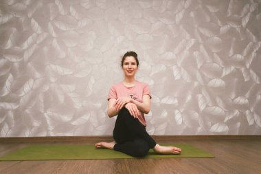 evde, egzersiz yaparken genç güzel kadın sağlıklı yaşam konsepti