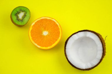 Hindistan cevizi, turuncu ve sarı bir arka plan üzerinde kivi