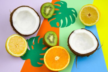 üst görüntüleme çeşitli meyve ve parlak bir arka plan üzerinde monstera kağıt yaprakları