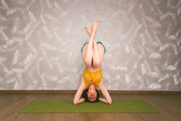 Hermosa Mujer Joven Practica Yoga Casa Belleza Estilo Vida Saludable — Foto de Stock