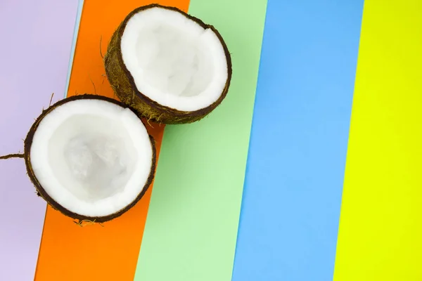 벗겨진 배경에 코코넛 — 스톡 사진