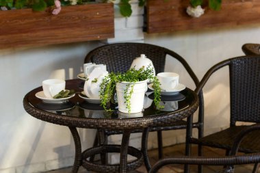 cadde terası, öğle yemeğinden sonra Restoran tablo açık yaptı yemekleri masada Cafe