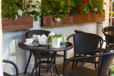 cadde terası, öğle yemeğinden sonra Restoran tablo açık yaptı yemekleri masada Cafe