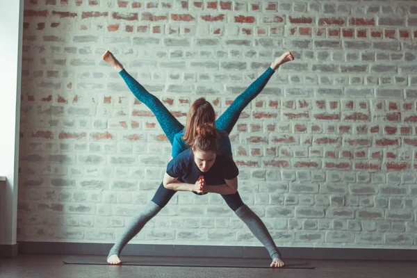 Dua Wanita Cantik Kaukasia Melakukan Yoga Mitra Studio Yoga Dinding — Stok Foto