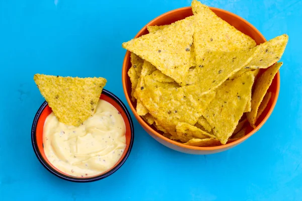 Nachos Mexicanos Con Salsa Sobre Fondo Azul Vista Superior — Foto de Stock