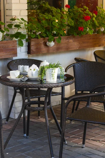 Cafétisch Auf Der Straßenterrasse Geschirr Nach Dem Mittagessen Restauranttisch Freien — Stockfoto
