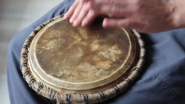 Молодой Человек Играет Джембе Сжимает Руки Играя Африканском Барабане Джембе — стоковое видео