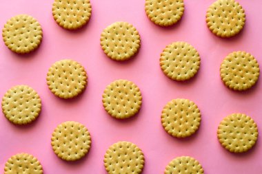 Canlı parlak pembe arka plan üzerinde görünüm yaratıcı hala yaşam düz çerez satır desen