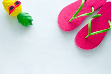 pembe plaj parmak arası terlik ve beyaz arka plan kopya alanı güneş gözlüğü içinde squishy oyuncak ananas