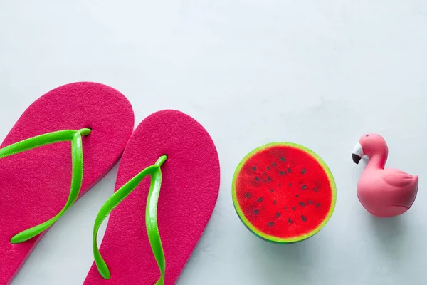 Rosa Strand Flip Flops Und Squishy Spielzeug Wassermelone Und Flamingo — Stockfoto