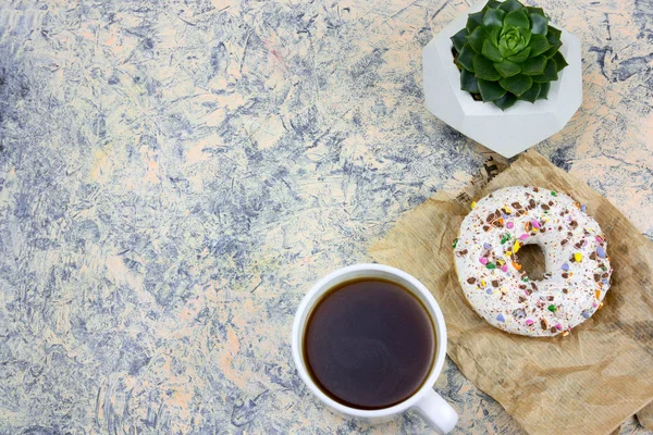 Vista Superior Café Donut Suculenta Sobre Una Mesa Espacio Para — Foto de Stock