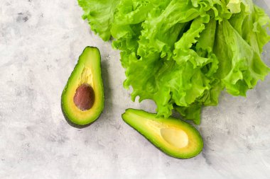 marul ve avokado yeşil gıda düz yatıyordu