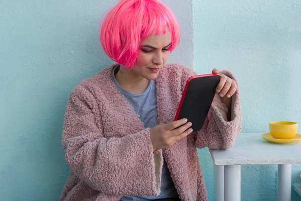 Mooie Stijlvolle Vrouw Met Roze Haar Met Behulp Van Tablet — Stockfoto