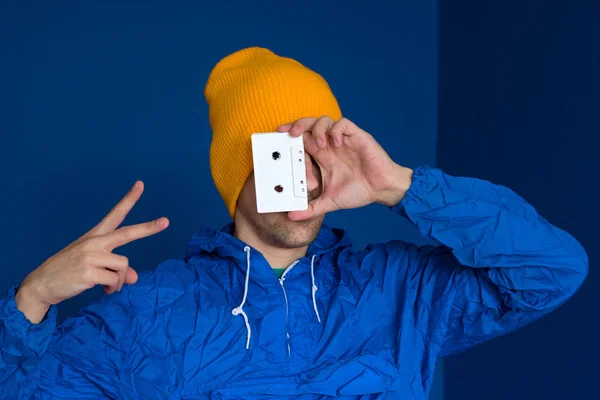 Человек Винтажной Стильной Синей Куртке Желтой Шляпе Аудио Лентой — стоковое фото