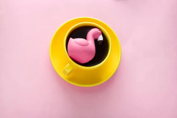 Κορυφαία Θέα Κίτρινο Κούπα Καφέ Ένα Ροζ Φλαμίνγκο Ροζ Φόντο — Φωτογραφία Αρχείου