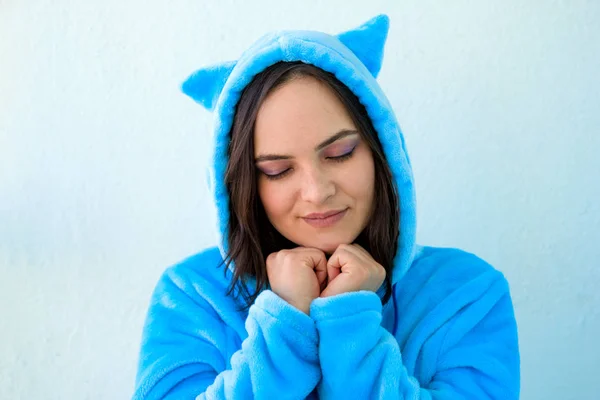 Linda Joven Morena Mujer Pijama Azul Esponjoso Traje Gato Sobre — Foto de Stock