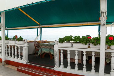 Soçi,Rusya, 20 Nisan 2019 - güneşli havalarda sahilde bir restoranda bir masa