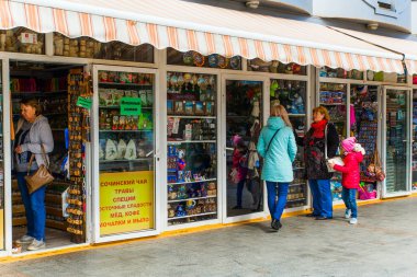 Soçi,Rusya, 20 Nisan 2019 - Turistler set üzerinde küçük bir dükkanda hediyelik eşya seçin