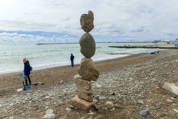 Sochi Rusia Abril 2019 Pirámide Piedras Orilla Del Mar Negro —  Fotos de Stock