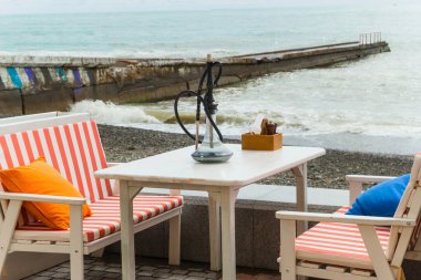 Deniz dolgu üzerinde plaj kahve dükkanının masada Nargile