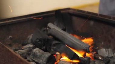 ızgara, barbekü hazırlık yanan ahşap yakın