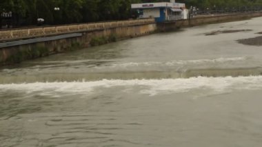 Soçi,Rusya, 18 Nisan 2019 - Soçi dağ nehri akışı ve hareket eden otomobillerile yolda görünümü