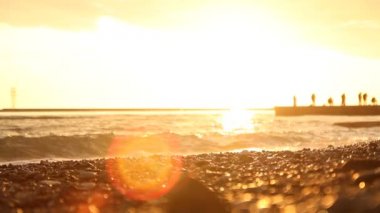 bulanık doğal arka plan deniz çakıl ve gün batımında bulanık dalgalar