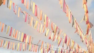 çok renkli saten kurdeleler dekor plaj partisi veya düğün yaz akşamı mavi gökyüzü önünde