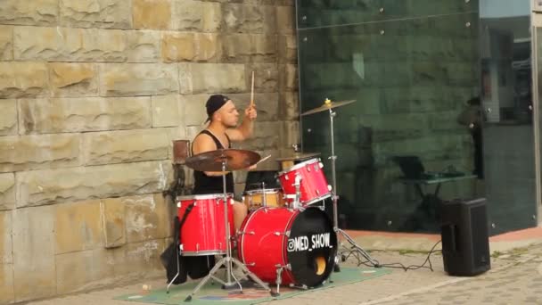 Sochi Russia Апреля 2019 Уличный Музыкант Играющий Барабанах — стоковое видео