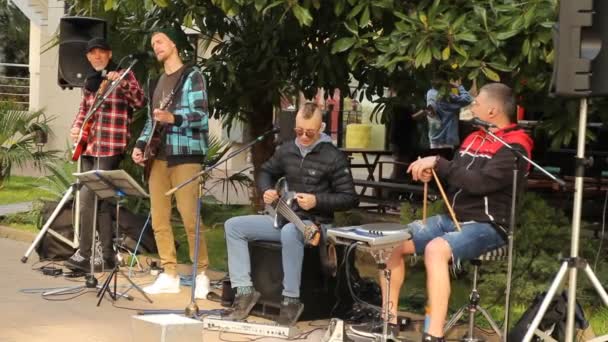 Sotschi Russland April 2019 Straßenmusikband Spielt Live Park — Stockvideo
