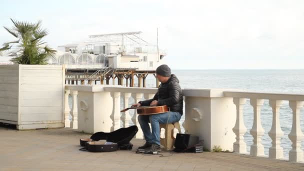 Sochi Russie Avril 2019 Musicien Rue Jouant Guitare Acoustique — Video