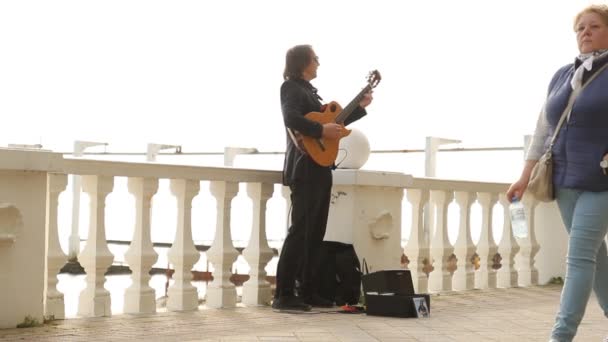 Сочі Росія Квітня 2019 Вуличний Музикант Граючи Акустичній Гітарі — стокове відео